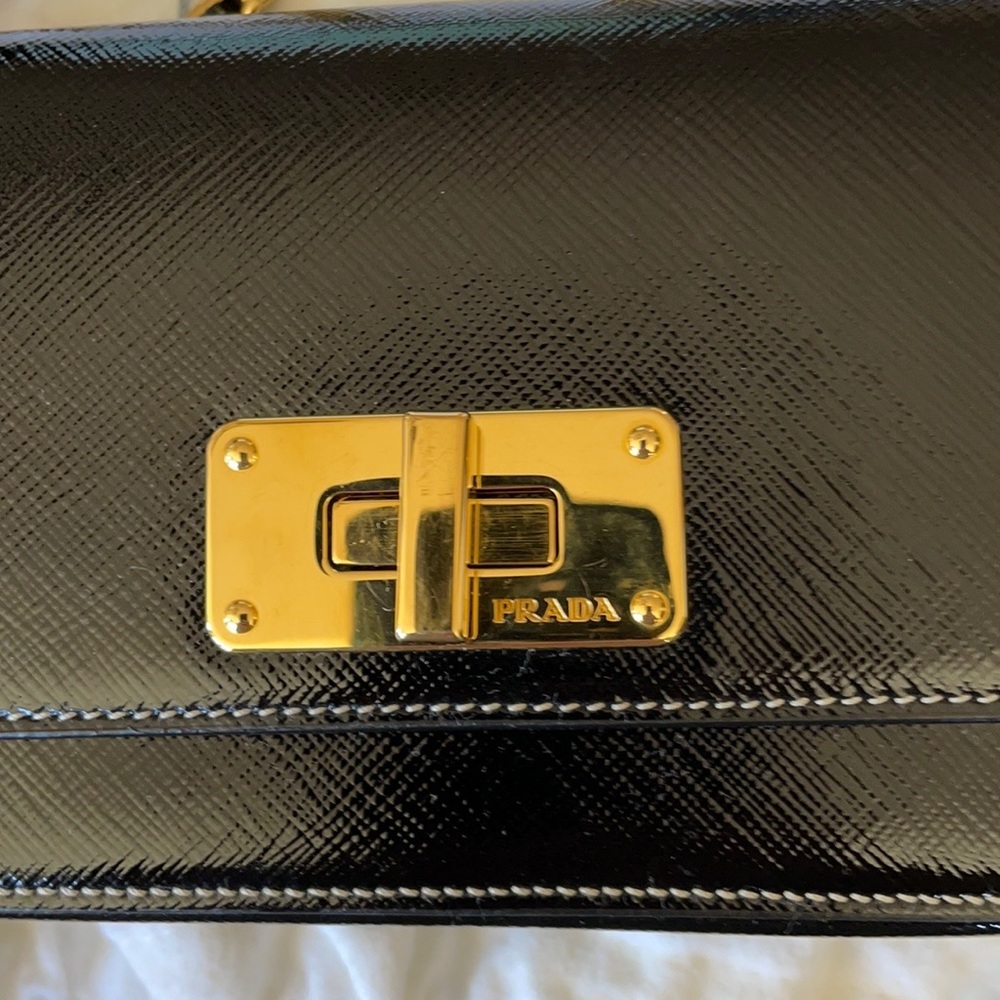 Stunning mini Prada leather cross body bag - Picture 4 of 12